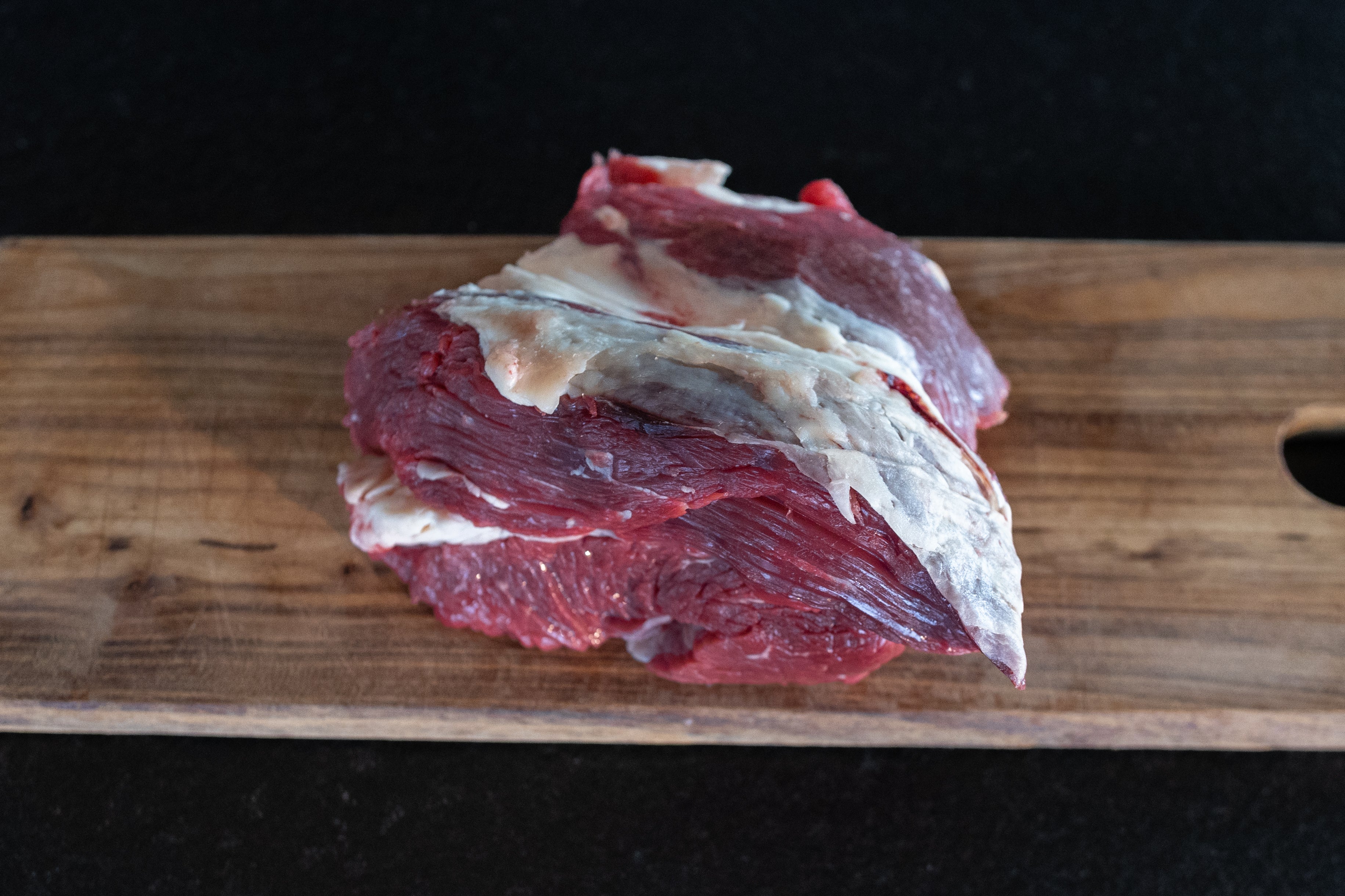 Hovězí kližka Fox Meadows na dřevěném prkénku – připravená k pomalému vaření a dušení