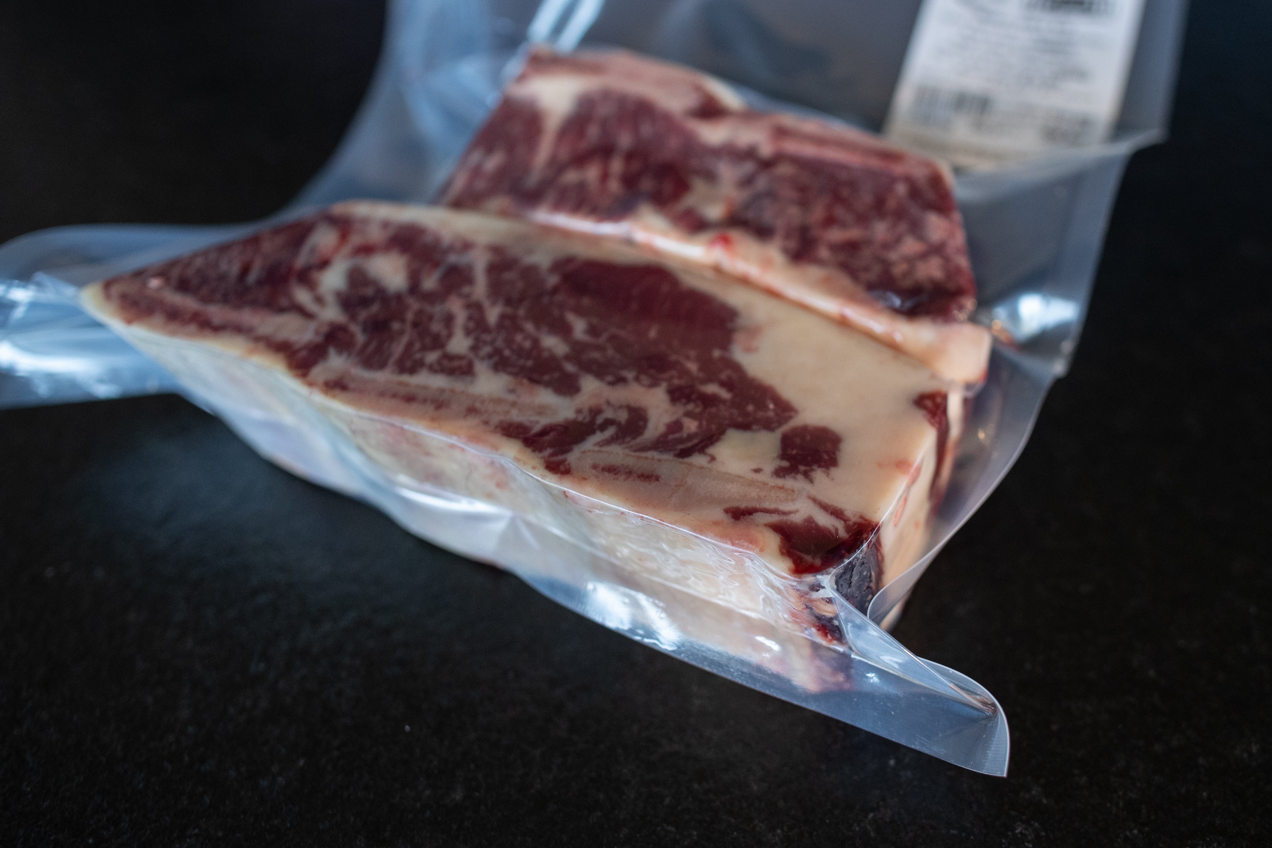 Vakuově balená hovězí žebra s kostí Fox Meadows – čerstvé hovězí pro pomalé pečení i grilování