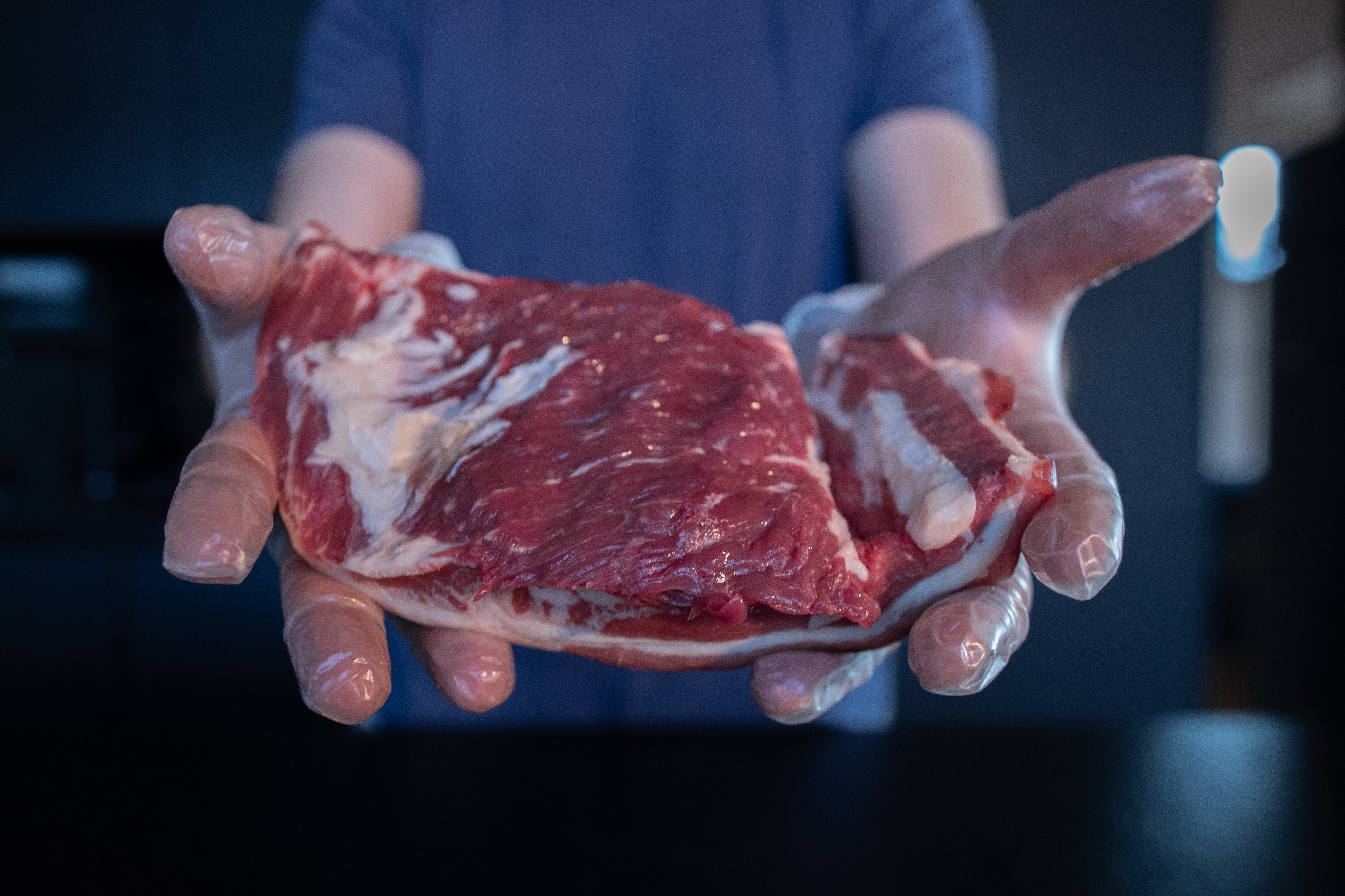 Řezník drží pupek na guláš Fox Meadows – kvalitní maso připravené na pomalé vaření