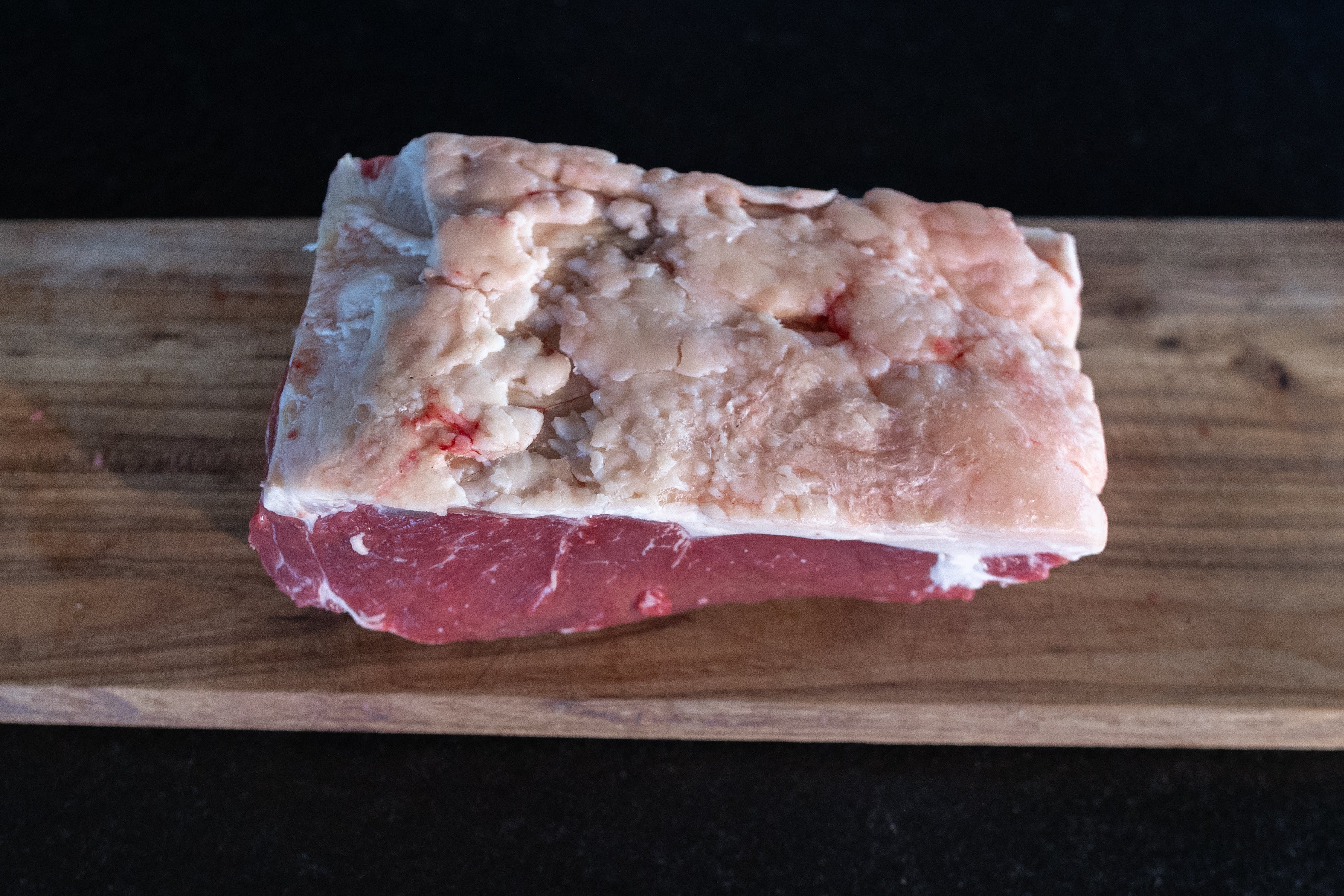 Hovězí nízký roštěnec Fox Meadows na dřevěném prkénku – připravený na gril, steaky i pečení