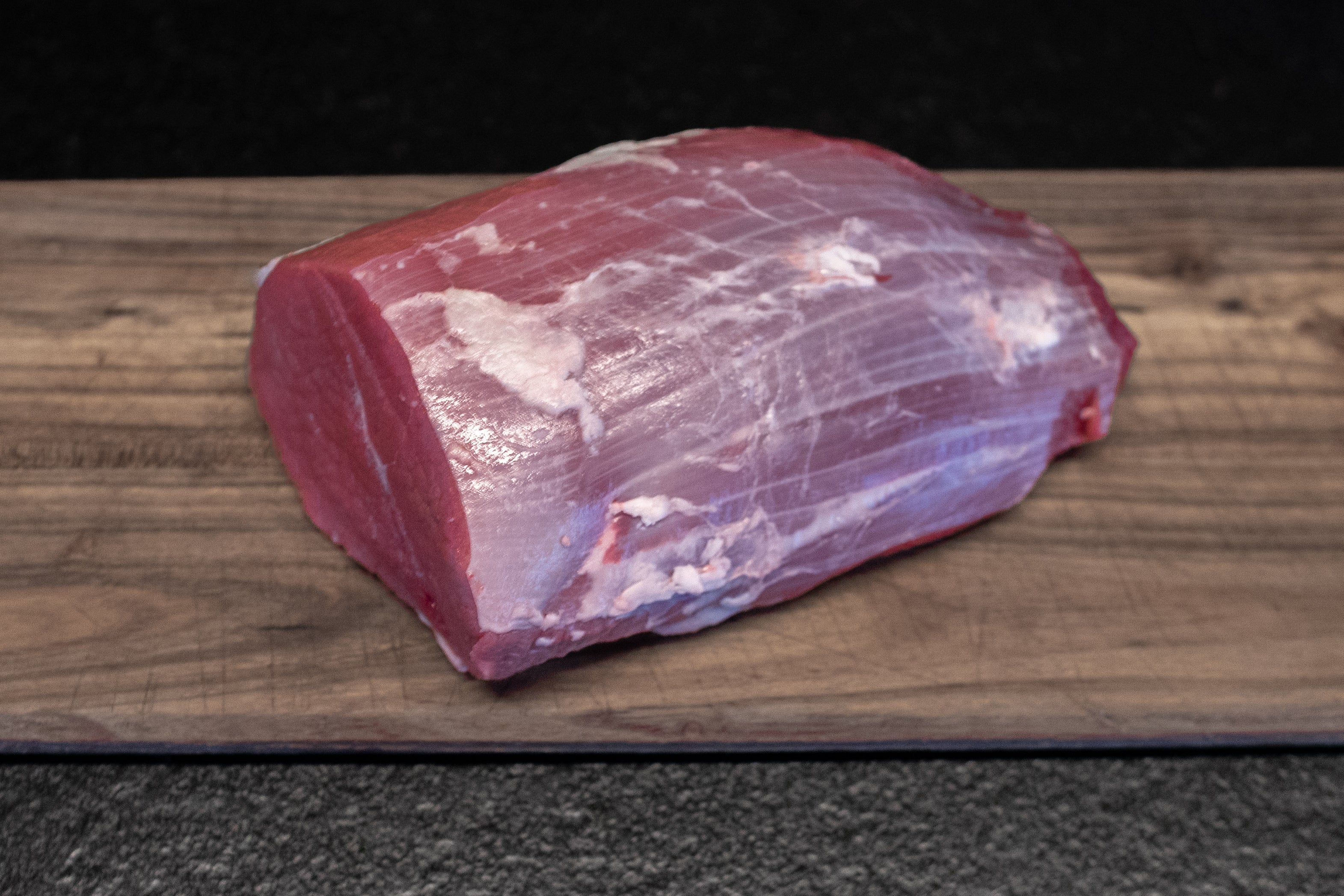 Hovězí váleček Fox Meadows na dřevěném prkénku – připravený k pečení a grilování