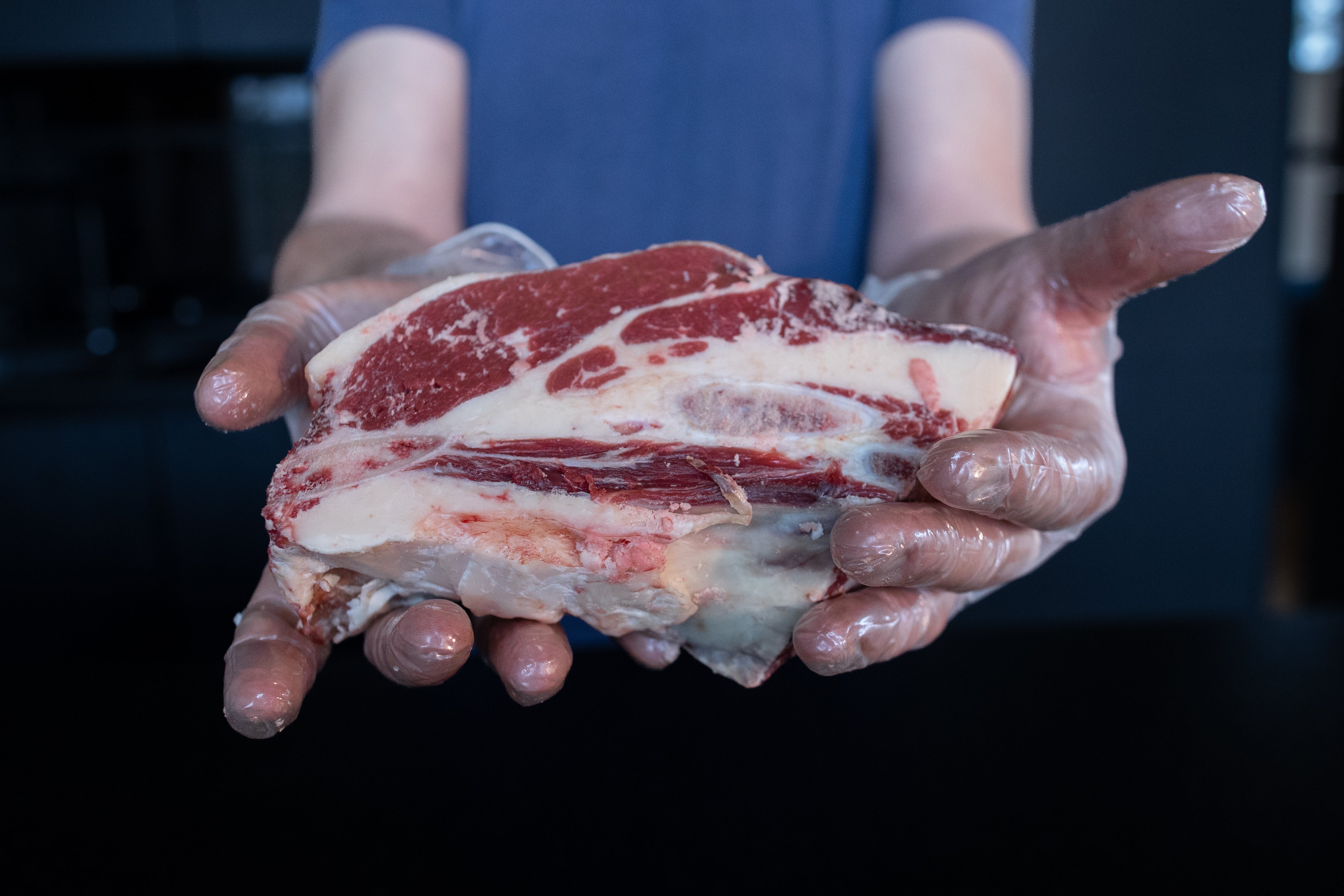 Řezník drží hrudí na polévku Fox Meadows – kvalitní hovězí připravené na pomalé vaření