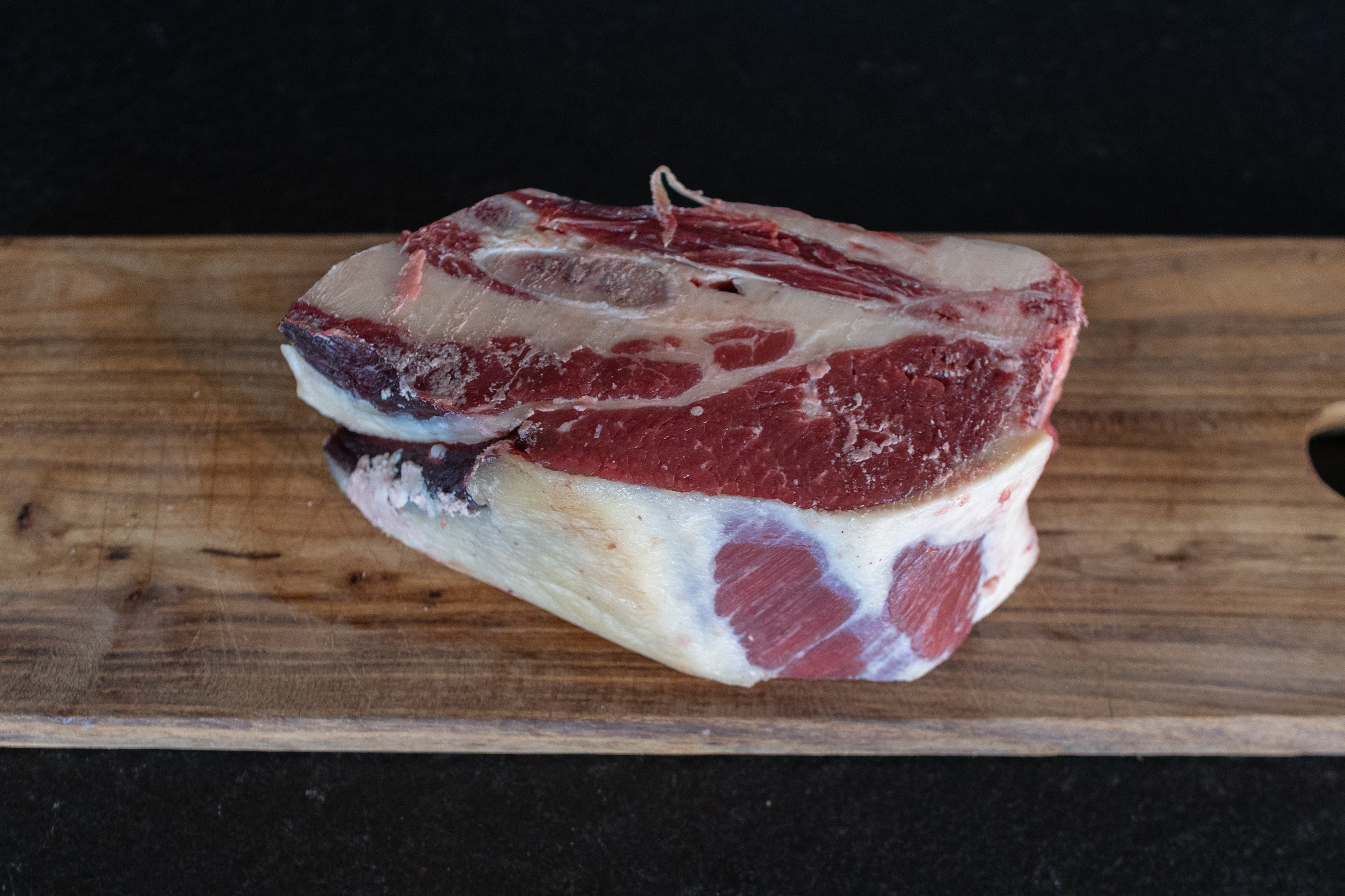 Hrudí na polévku Fox Meadows na dřevěném prkénku – perfektní základ pro silný vývar