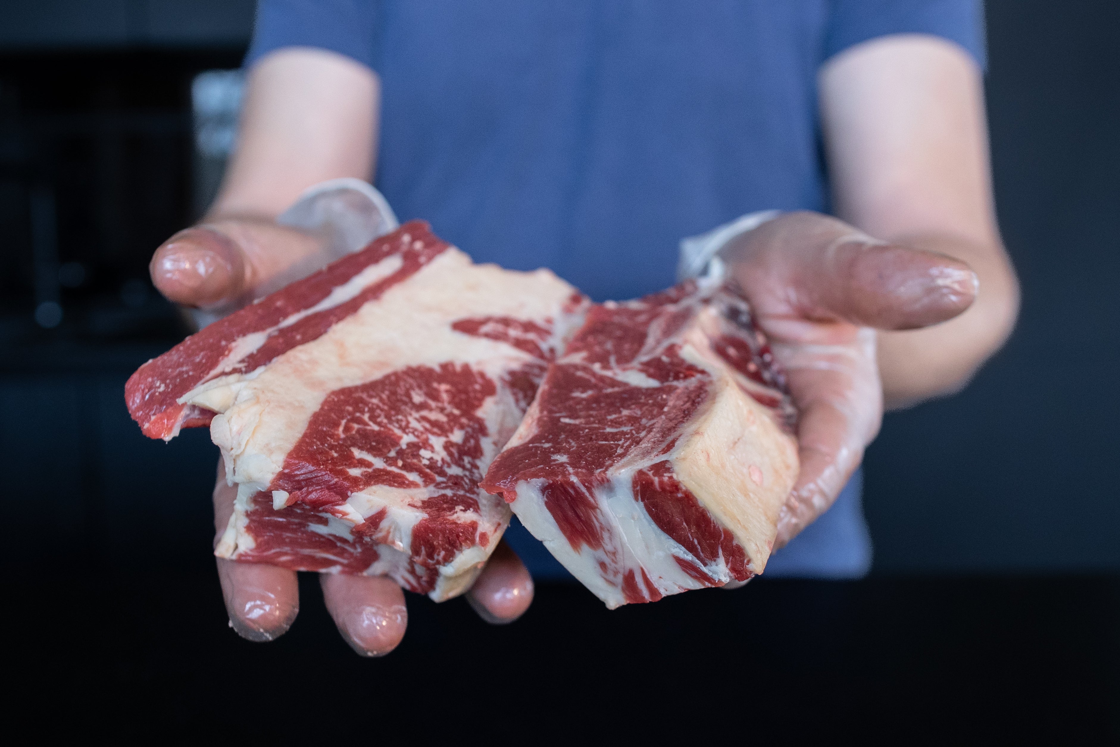 Řezník drží hovězí na polévku Fox Meadows – pečlivě vybrané maso pro dokonalý vývar