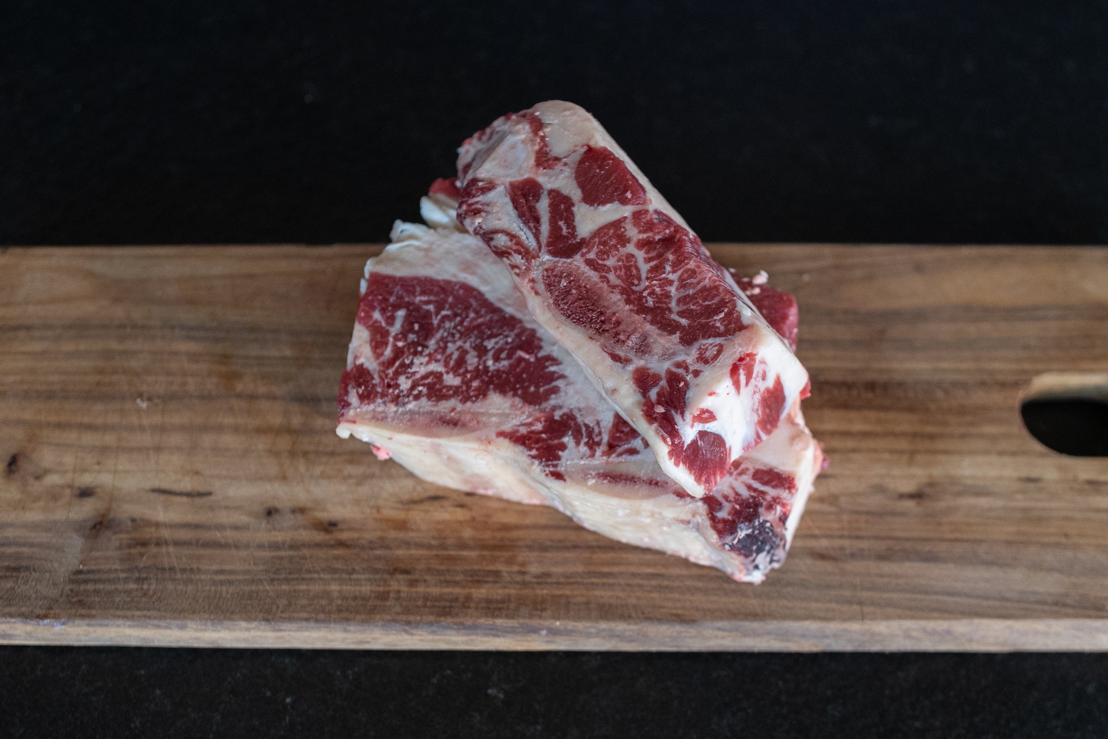 Hovězí na polévku Fox Meadows na dřevěném prkénku – připravené k vaření tradičního vývaru