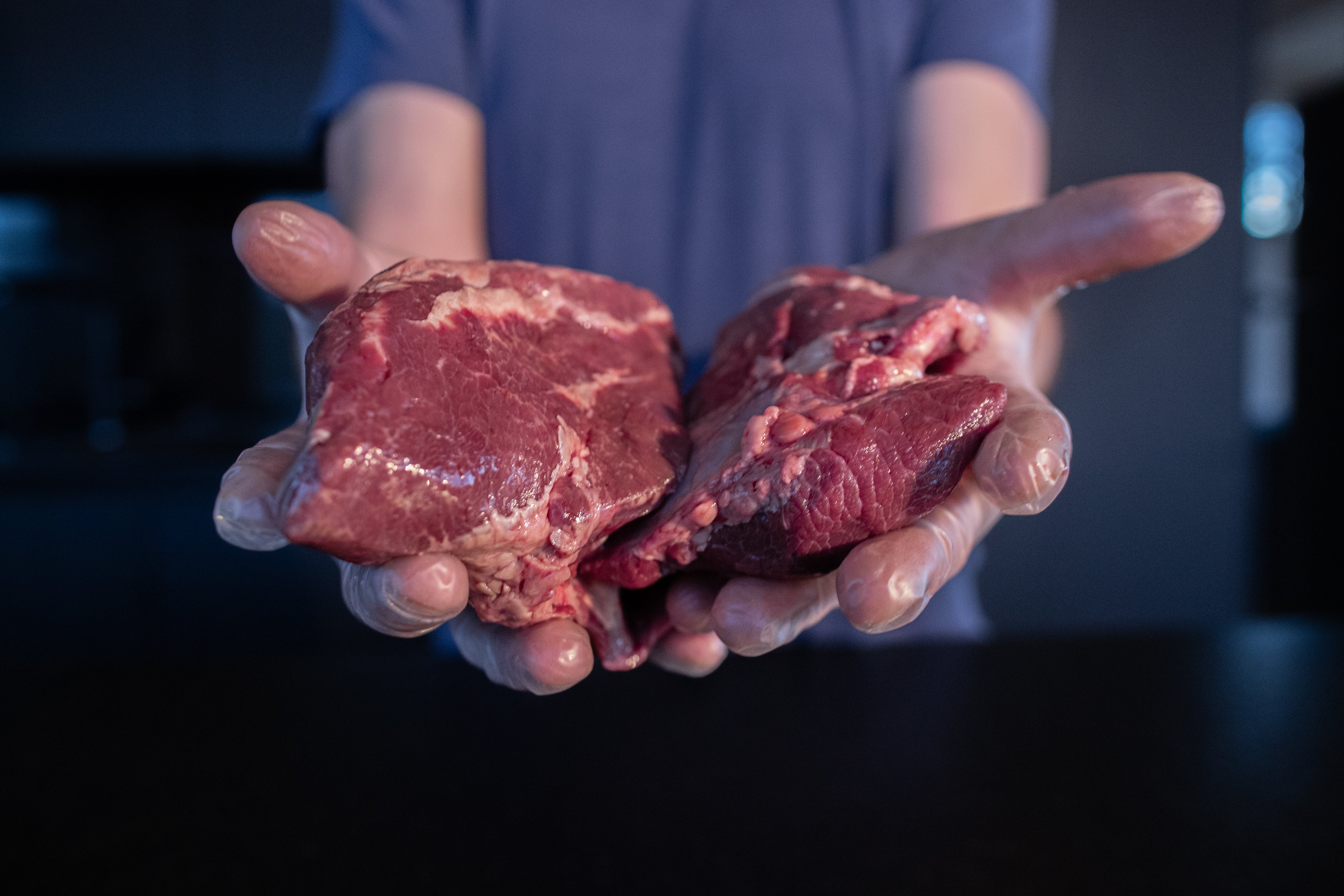 Řezník drží hovězí líčka Fox Meadows – kvalitní maso pro dokonale jemné dušené pokrmy