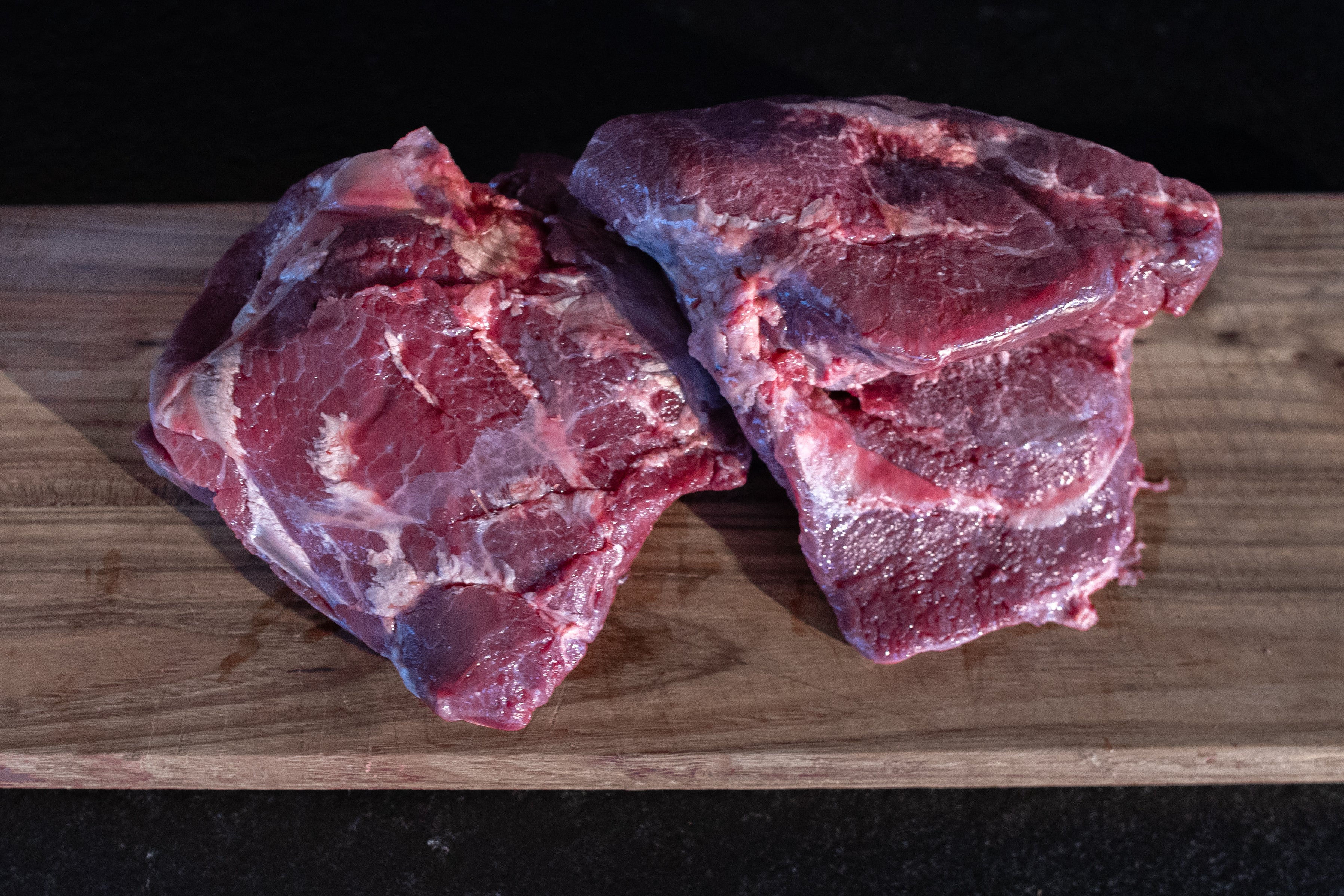 Hovězí líčka Fox Meadows na dřevěném prkénku – připravená k pomalému pečení a vaření