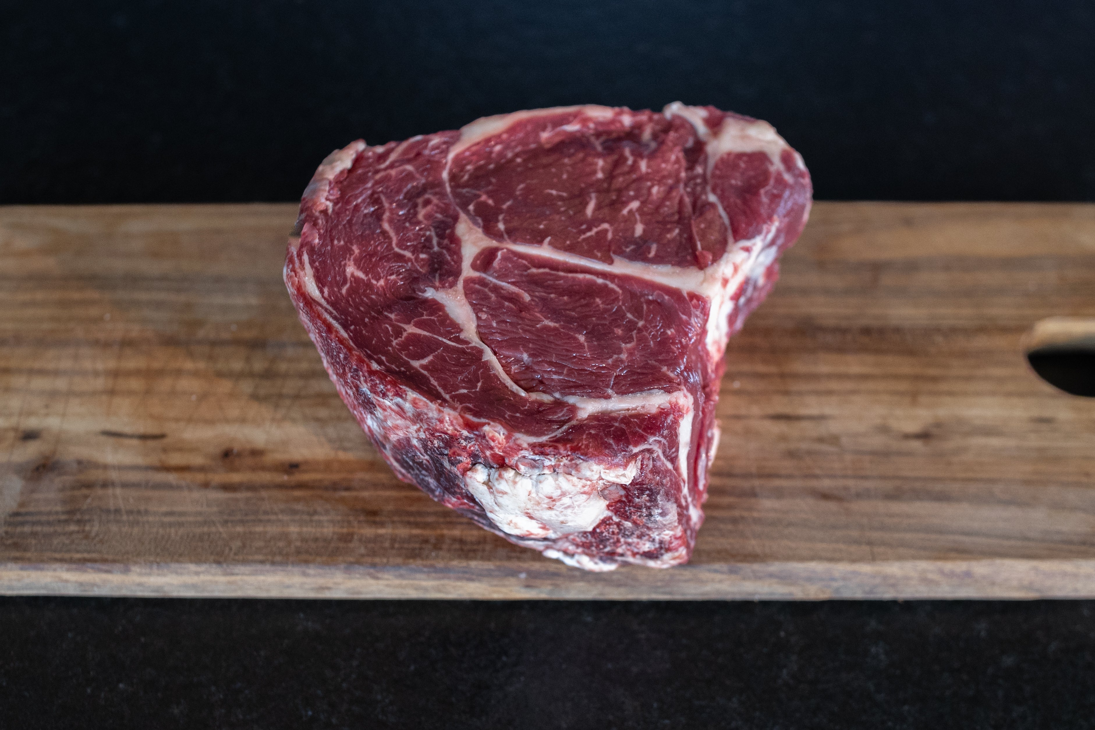 Hovězí vysoký roštěnec Fox Meadows na dřevěném prkénku – připravený na gril, steaky i pečení