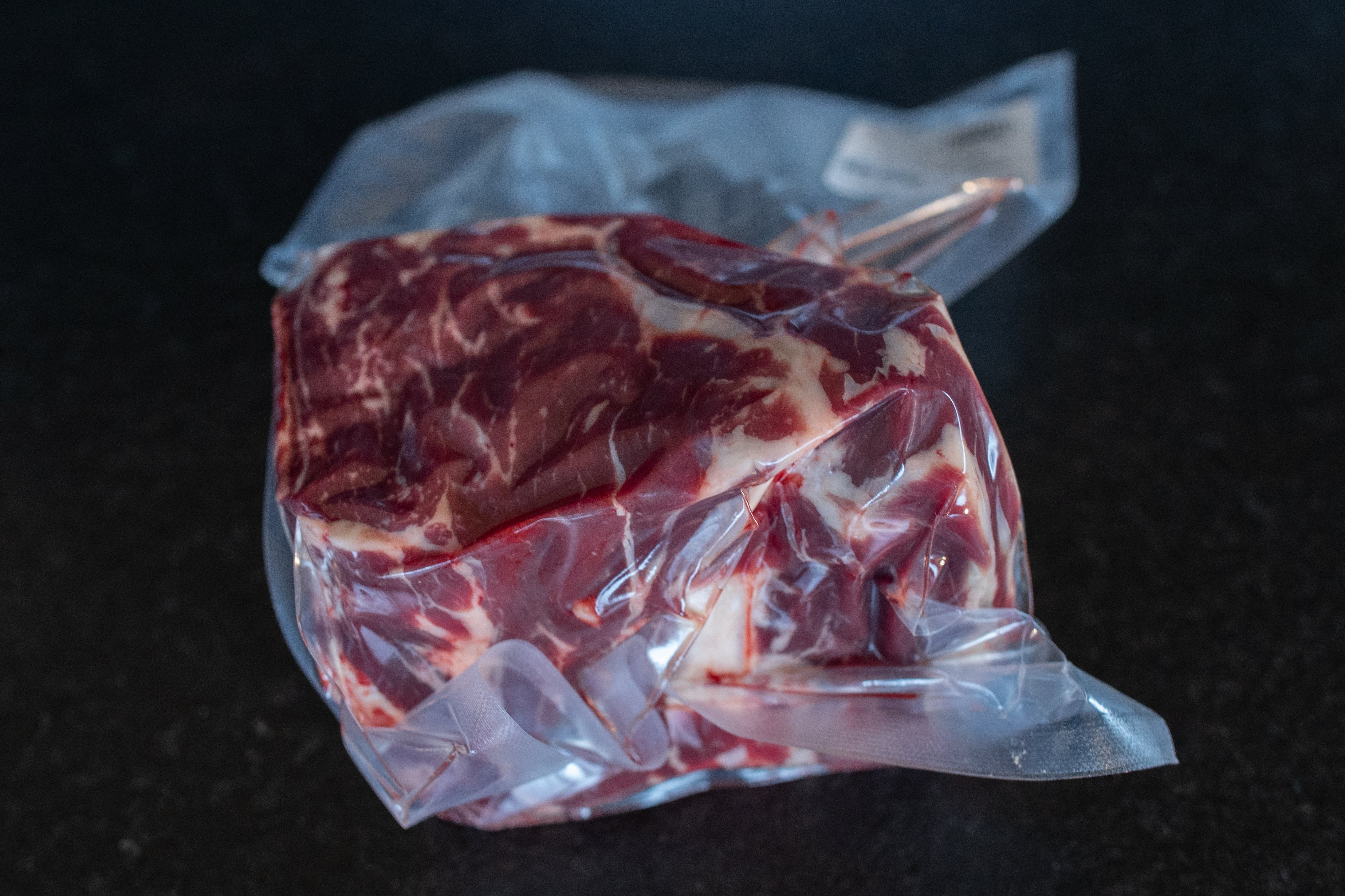 Vakuově balený hovězí vysoký roštěnec Fox Meadows – čerstvé hovězí na steaky a tatarák