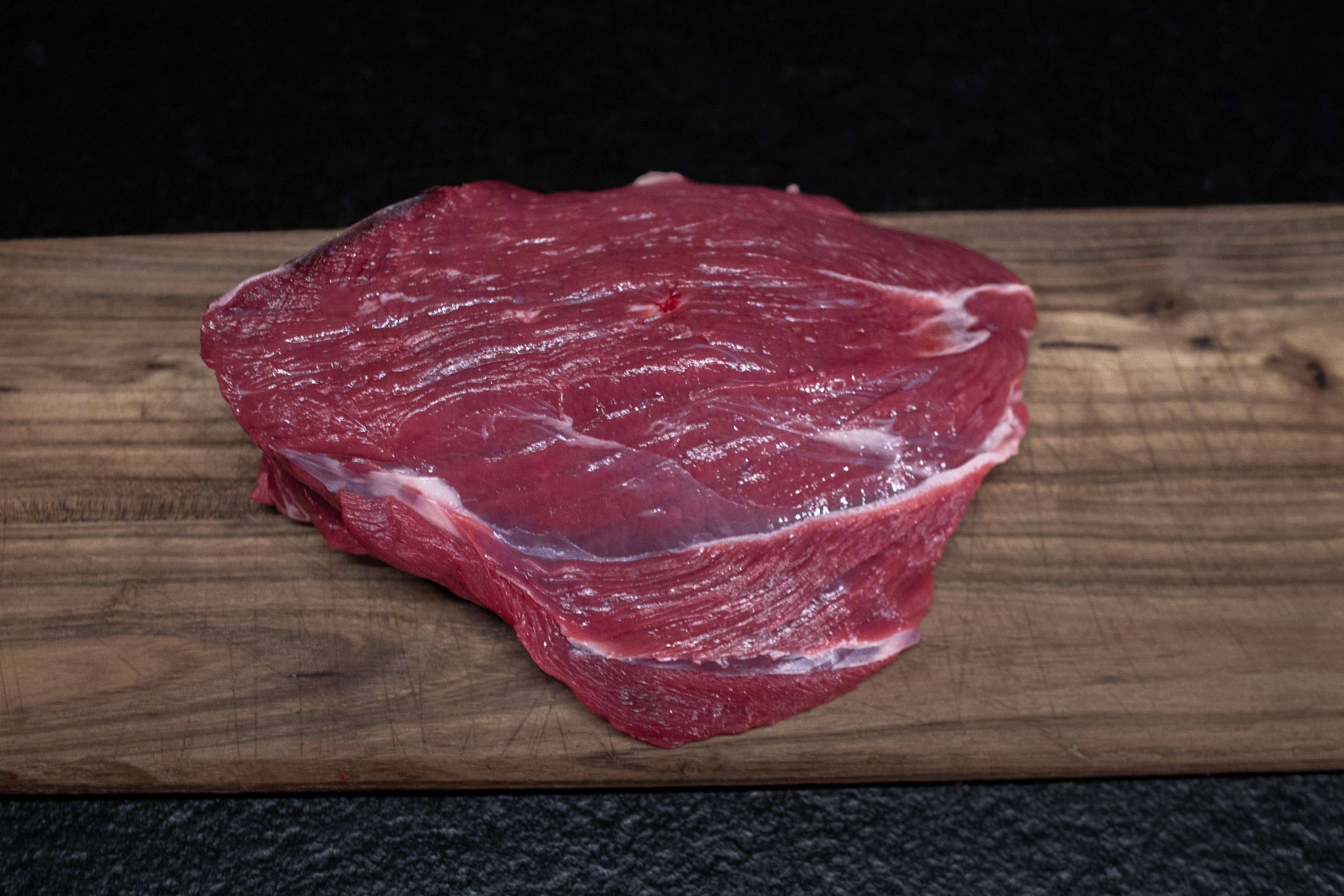 Hovězí rump steak Fox Meadows na dřevěném prkénku – připravený na gril, steaky i pečení
