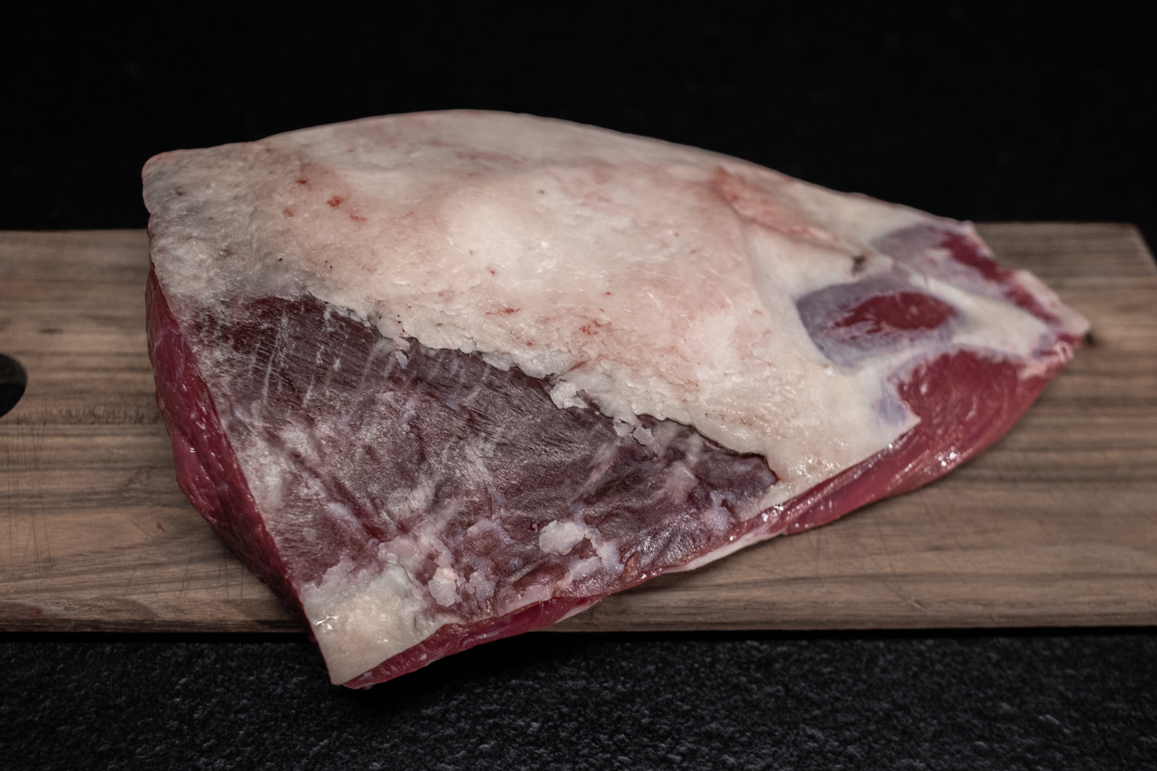 Hovězí picanha Fox Meadows na dřevěném prkénku – připravená na gril, pečení i pomalé vaření