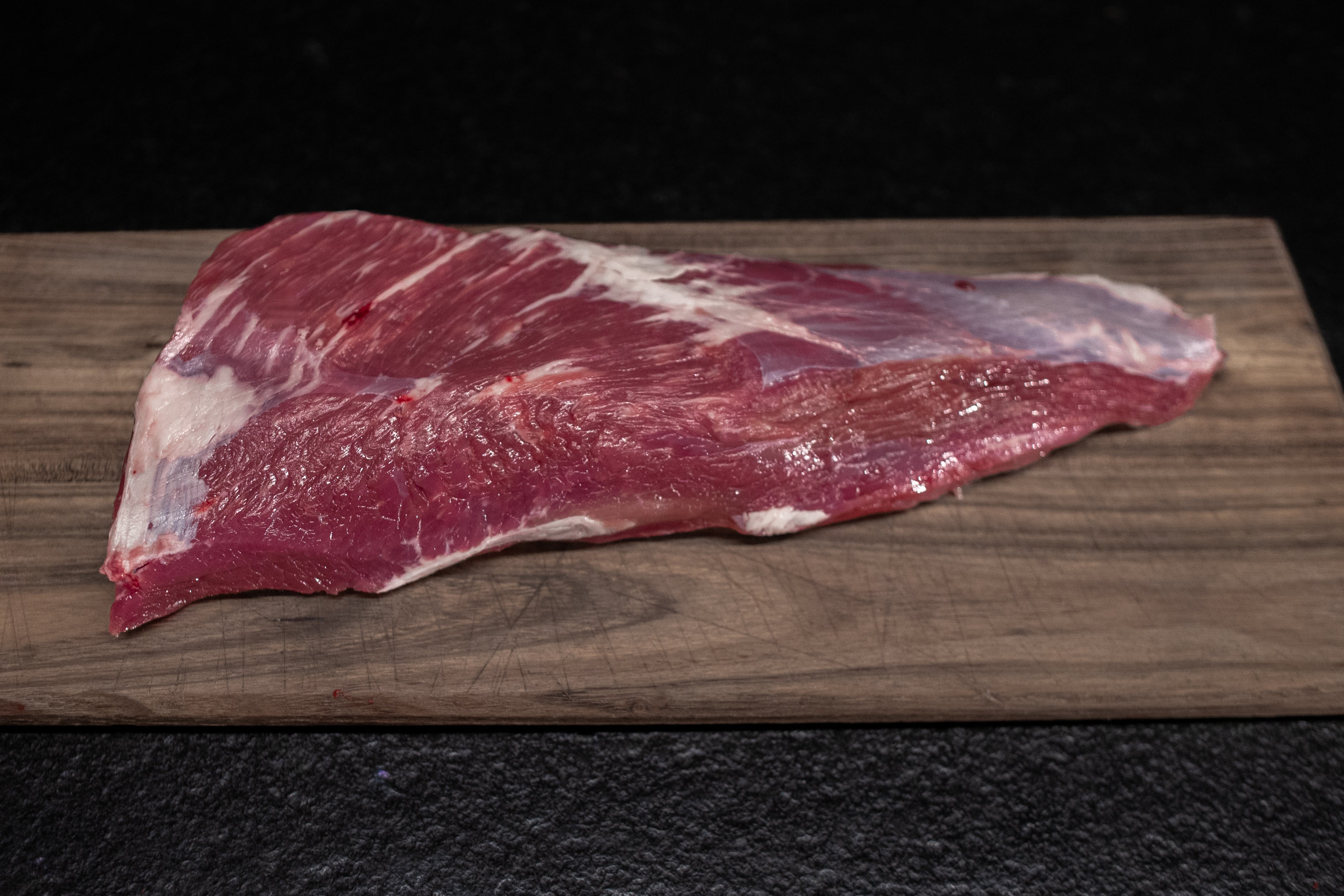 Maminha Fox Meadows na dřevěném prkénku – ideální na pečení nebo pomalé vaření