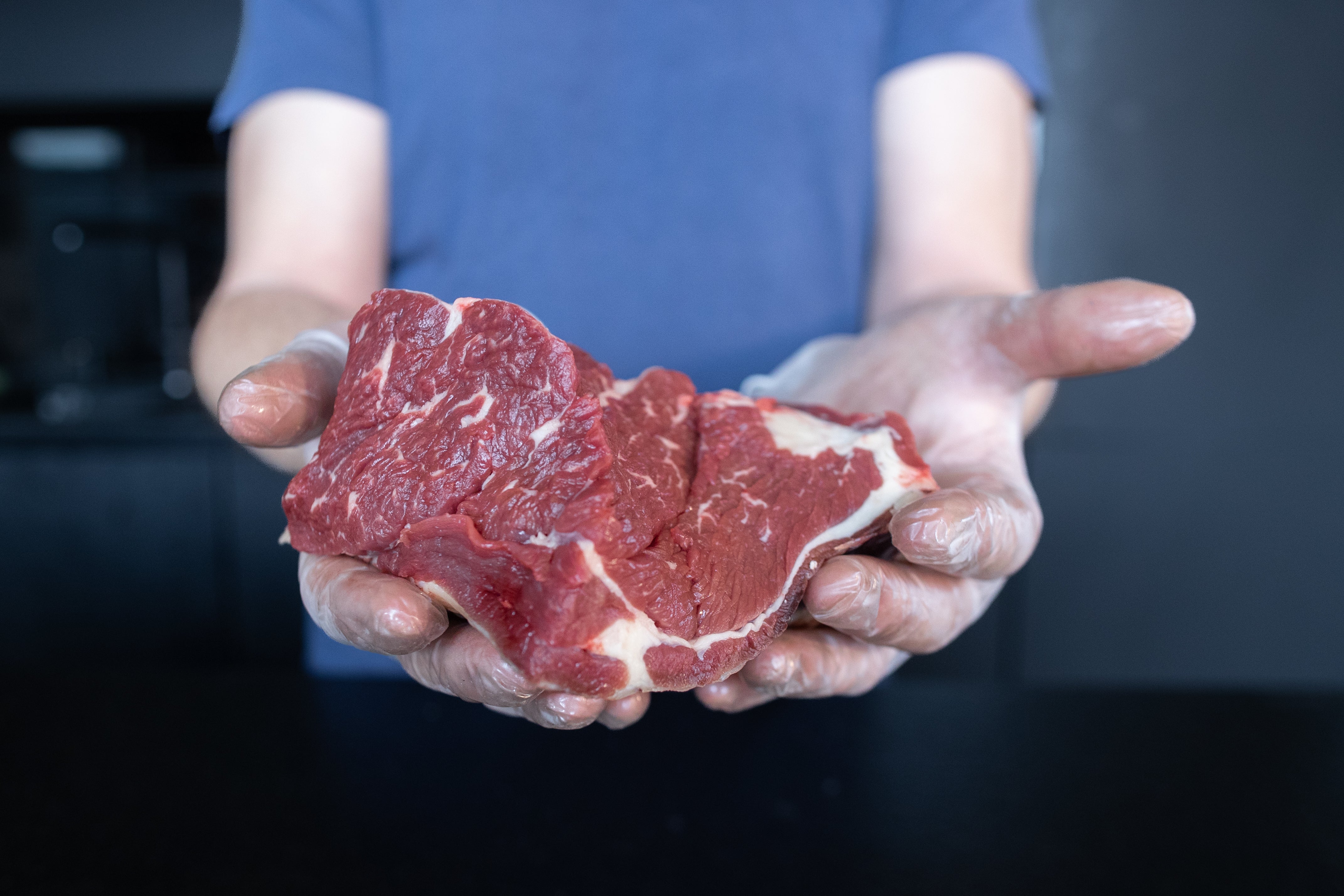 Řezník drží hovězí krk Fox Meadows – kvalitní maso pro perfektní pomalu tažené pokrmy