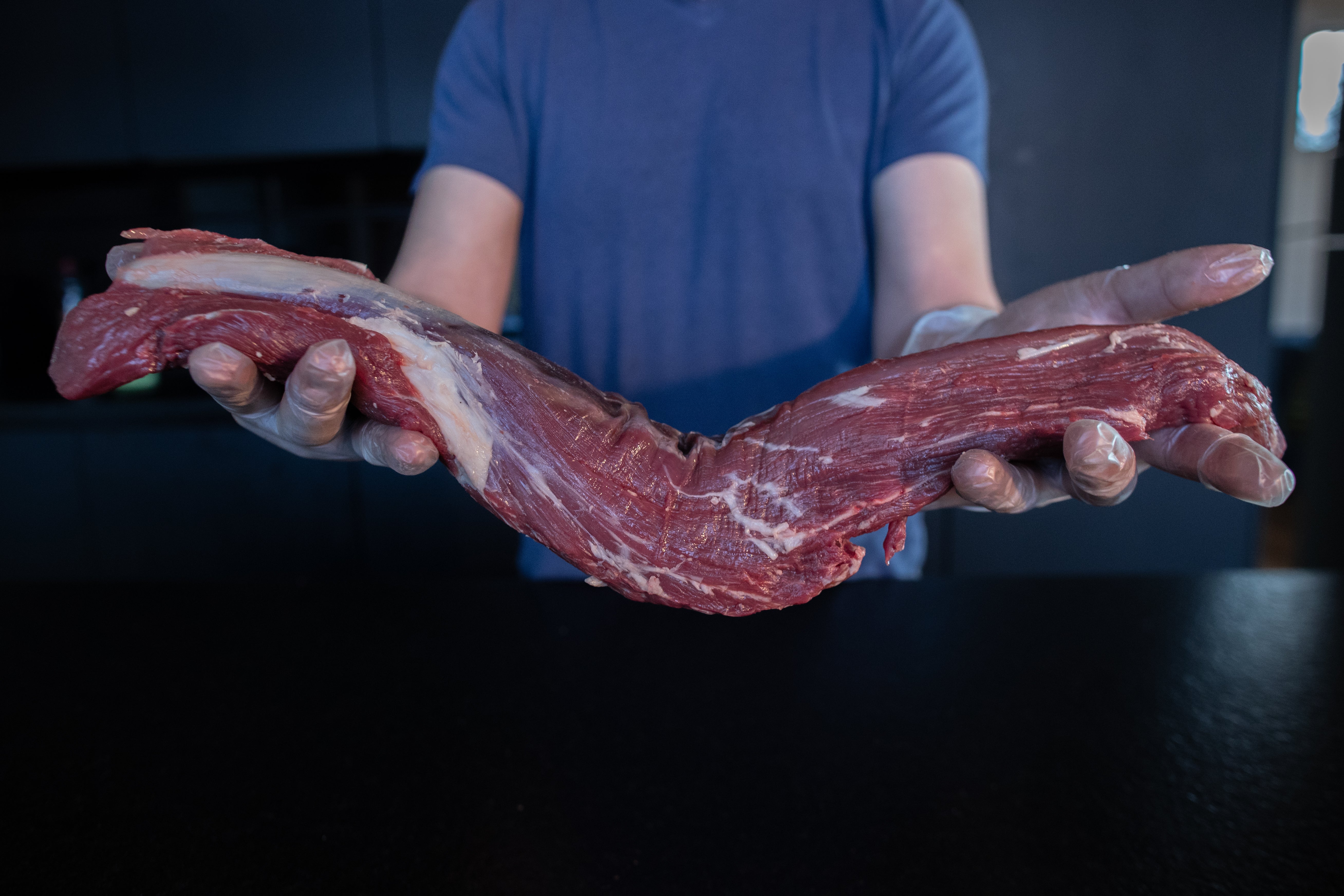 Řezník drží hovězí svíčkovou Fox Meadows – kvalitní maso pro perfektní steaky a jemný tatarák
